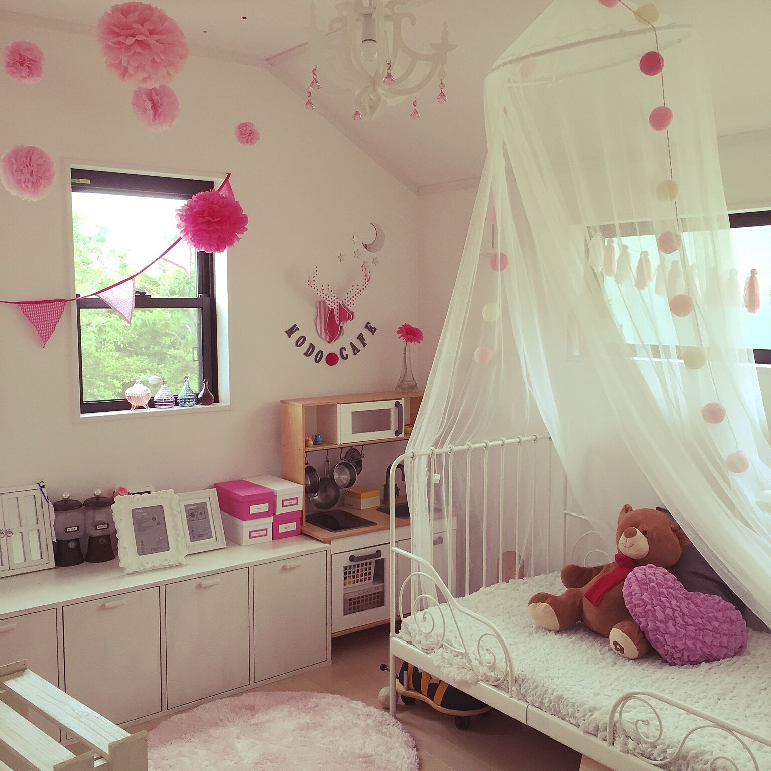 市販の天蓋を使ったベッドルーム。濃淡さまざまなピンクの装飾を使って、好みの雰囲気にDIYしていますね。