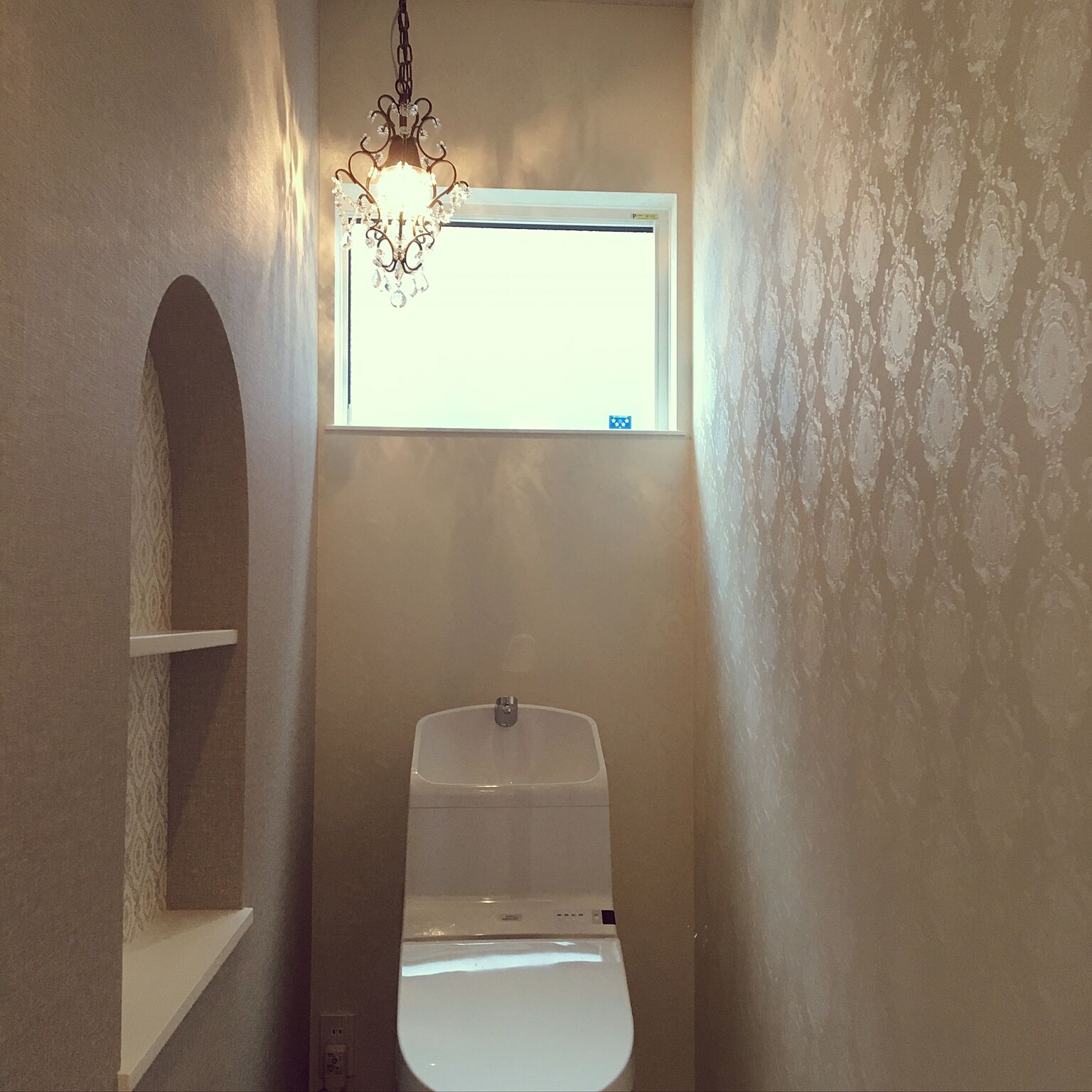 ブロンズ色の輝きが、ダマスク柄の壁紙をより一層と引き立てていますね☆お洒落なトイレです！