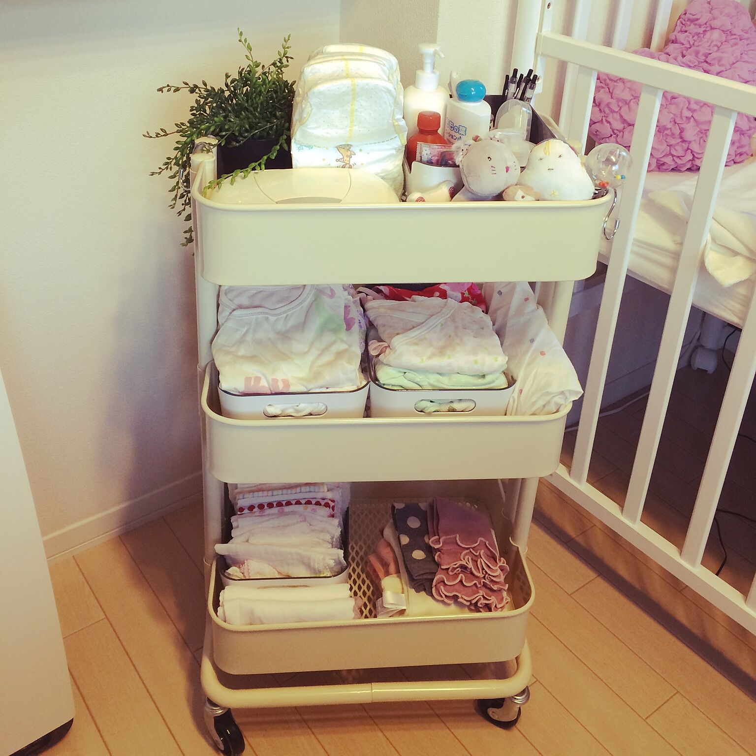 キャスター付きの【RASKOG】キッチンワゴンは赤ちゃん用品の収納に最適です！昼は居間に夜は寝室に移動して使えます。